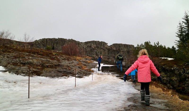 In de winter zijn sommige wandelpaden afgesloten, of  glibberig.