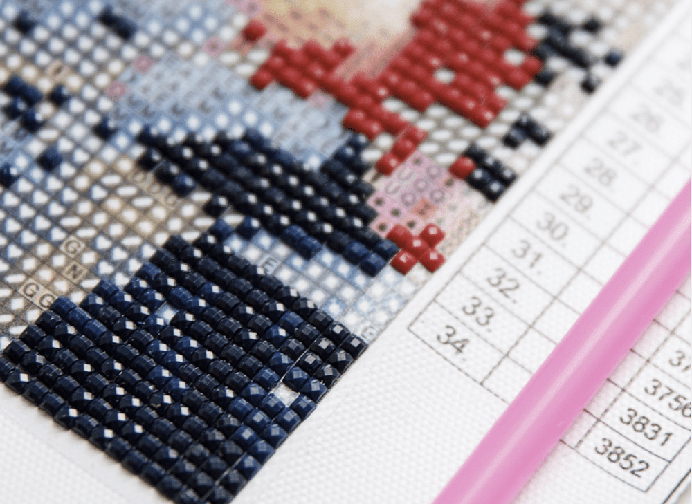Samen glinsteren, samen groeien: diamond painting als leerzaam gezinsmoment